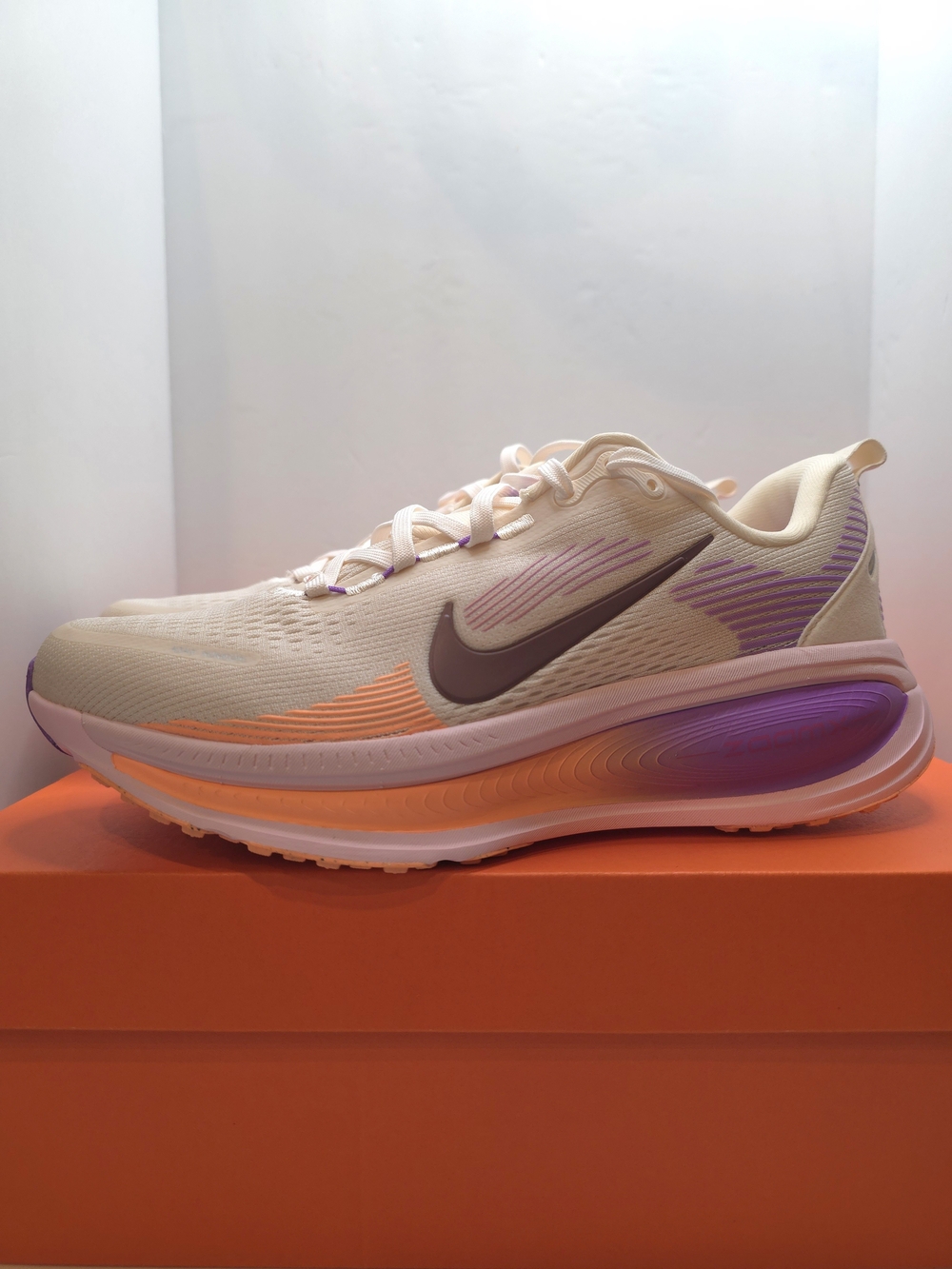 Nike Vomero 18 women's shoes in a chalk, pink foam, and bright violet Size 9W